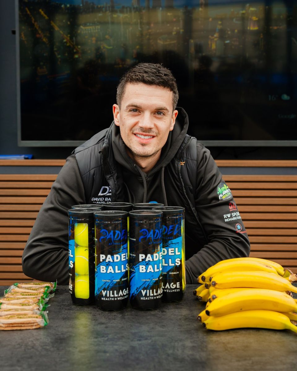 Event photography at a padel tournament: coach at the sponsors table with drinks, balls and snacks